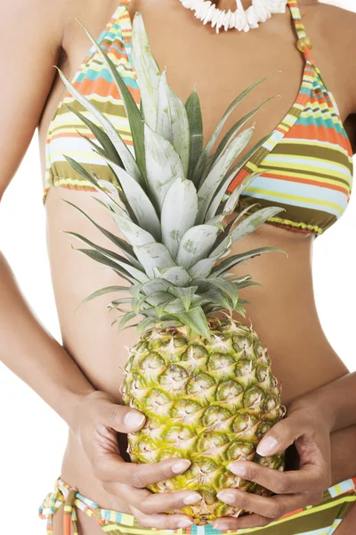 Glückliche Sommerfrau im Bikini mit Ananas. — Stockfoto