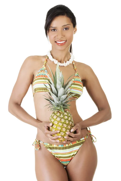 Lykkelig sommerkvinne i bikini med ananas . – stockfoto
