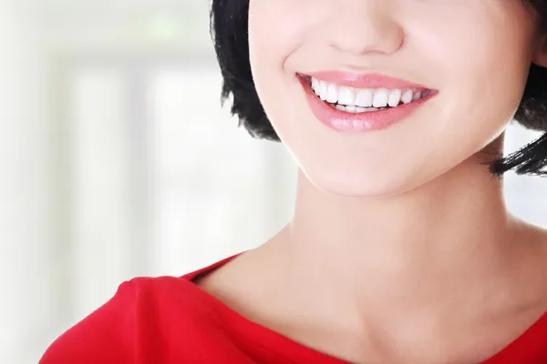 Mulher com seus dentes brancos retos perfeitos . — Fotografia de Stock