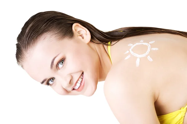Donna attraente con crema solare a forma di sole sul corpo . — Foto Stock