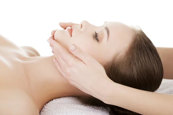 Mulher relaxada gosta de receber massagem facial no salão de spa — Fotografia de Stock