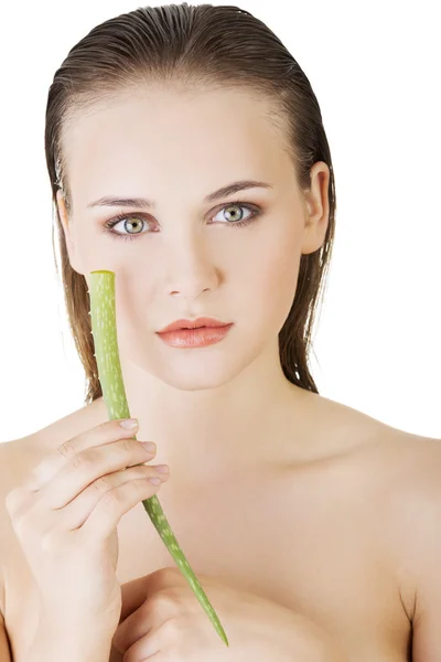 Kvinna med aloe vera — Stockfoto