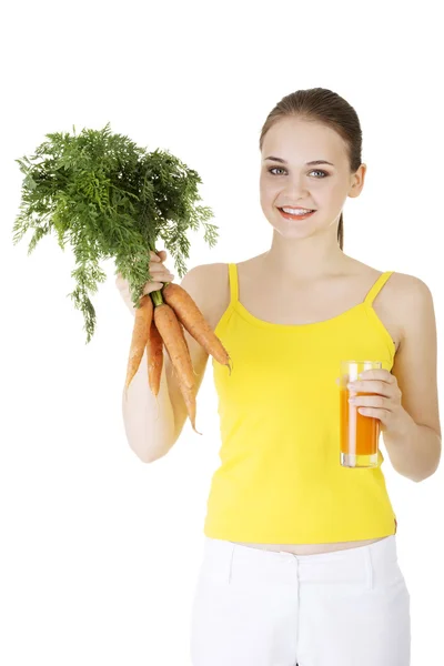 Jeune femme avec le jus de carottes — Photo