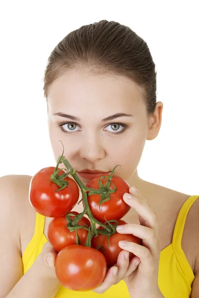 Mladá žena s rajčaty. — Stock fotografie