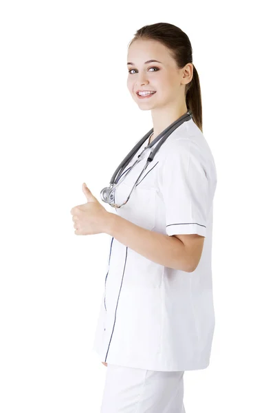 Joven doctora o enfermera haciendo gestos OK — Foto de Stock