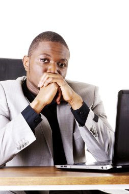 dizüstü bilgisayarda çalışan işadamı vurguladı