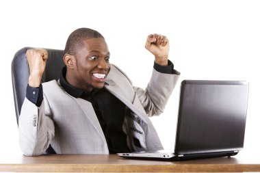 mutlu başarılı businesman masasında.