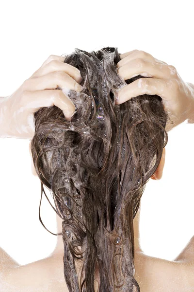 Jeune femme dans la douche se lavant les cheveux — Photo