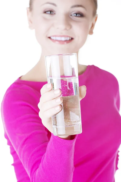魅力的な白人女性の飲料水 — ストック写真