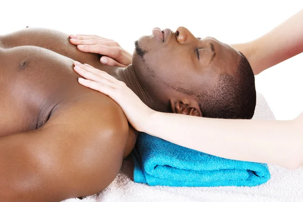 Mann erhält Massage — Stockfoto