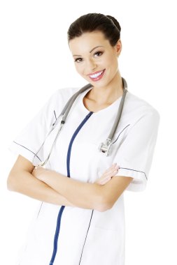 Hemşire veya ayakta genç doktor gülümseyen.