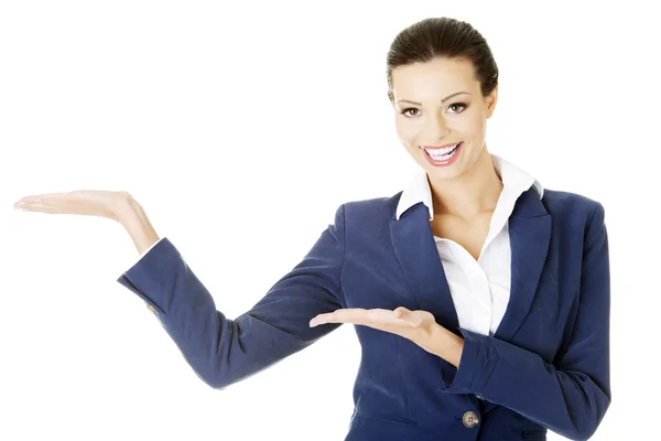 Glad ung affärskvinna visar kopia utrymme på hennes palm — Stockfoto