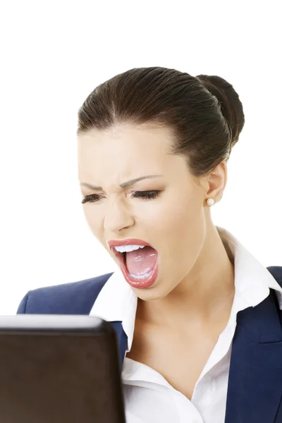 Mujer de negocios enojada gritando en su computadora portátil — Foto de Stock