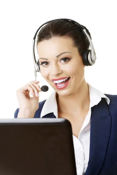 Linda jovem assistente de call center na mesa — Fotografia de Stock