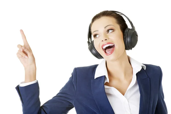 Счастливая привлекательная деловая женщина слушает музыку — стоковое фото