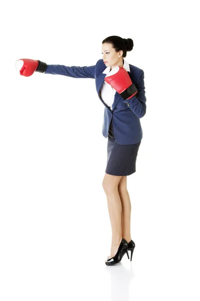 Jeune femme d'affaires avec gants de boxe — Photo