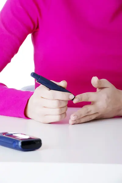 Diabetes patient measuring glucose level blood test using ultra — Stock Photo, Image