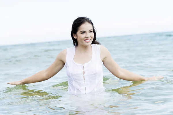 Sommer glückliche Frau in. — Stockfoto