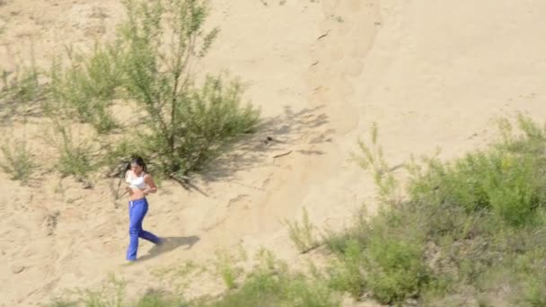 Frau läuft am Strand — Stockvideo