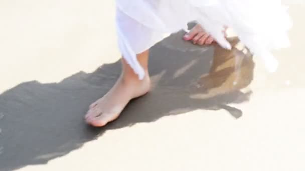Літня щаслива жінка на пляжі — стокове відео