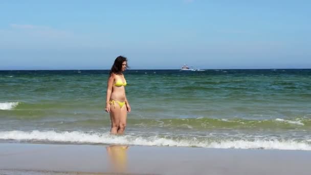 Щаслива літня жінка грає біля моря або океану — стокове відео