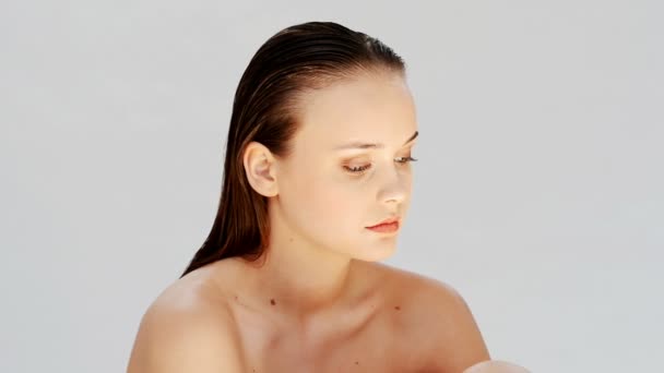Mooie tiener vrouw met frisse schone huid — Stockvideo