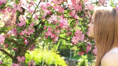 Çiçek Bahçe içinde güzel bir genç kadın