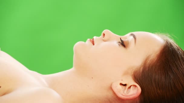 Молода жінка розслабляє бджолиний масаж — стокове відео