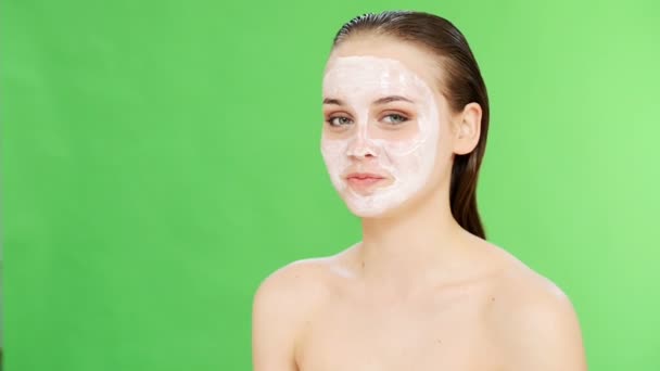 Mujer con mascarilla cosmética hablando — Vídeos de Stock