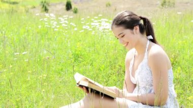 güzel bir genç kız açık bir kitap okuma
