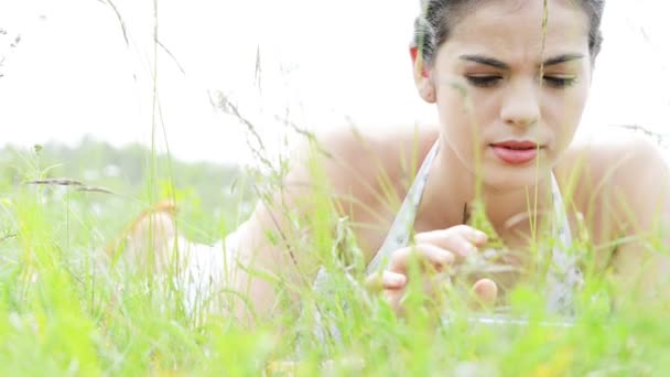 Una hermosa joven con tableta al aire libre — Vídeos de Stock