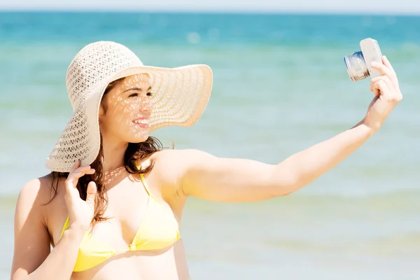 Summer woman talking pictures with digital camera — Stock Photo, Image