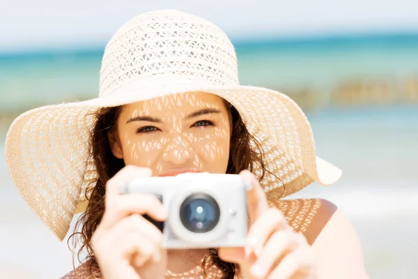 Mulher de verão falando fotos com câmera digital — Fotografia de Stock