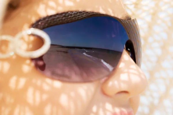 Beautiful woman on a beach. — Stock Photo, Image