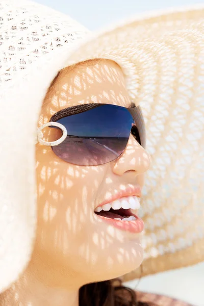 Beautiful woman on a beach. — Stock Photo, Image