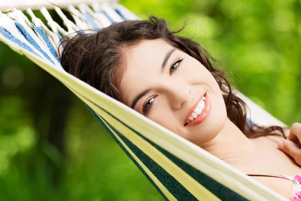 Jonge vrouw liggend in een hangmat — Stockfoto