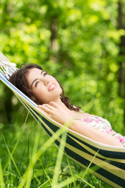 Jonge vrouw liggend in een hangmat — Stockfoto