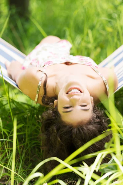 Junge Frau liegt in einer Hängematte — Stockfoto