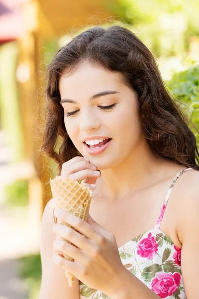 Retrato de una joven feliz comiendo helado — Foto de Stock
