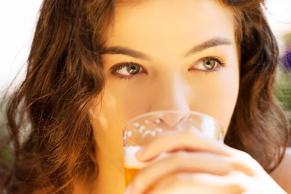 カフェでビールを飲む女性. — ストック写真