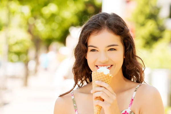 Portrét mladé šťastné ženy jíst zmrzlinu — Stock fotografie