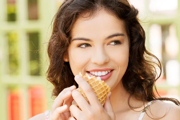 Portrait of young happy woman eating ice-cream — Stock Photo, Image