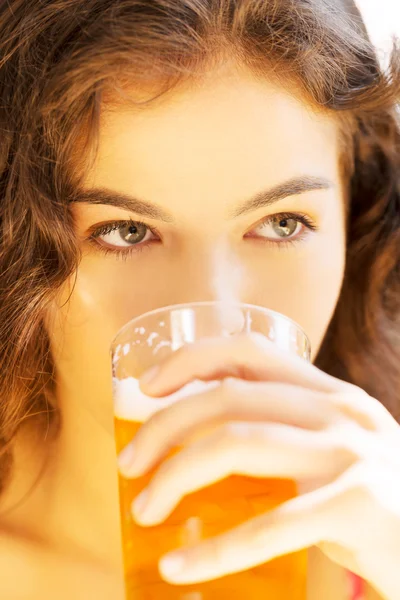 Kobieta pije piwo w kawiarni. — Zdjęcie stockowe