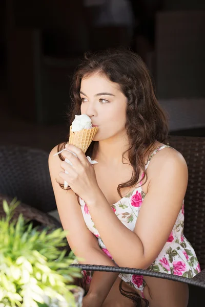 Porträt einer glücklichen jungen Frau beim Eis essen — Stockfoto