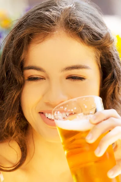 Woman drinking beer on cafe. — Stock Photo, Image