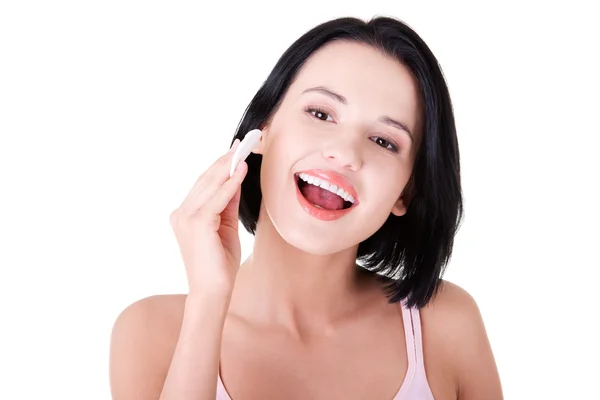 Young beautiful caucasian woman using a cotton pad — Stock Photo, Image