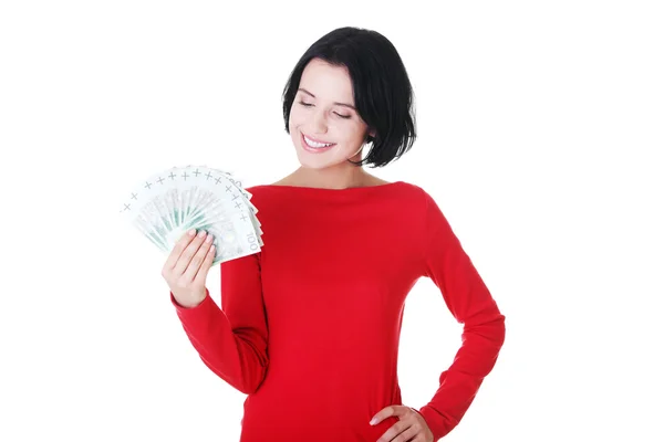 Veselá mladá dáma držící hotovost — Stock fotografie