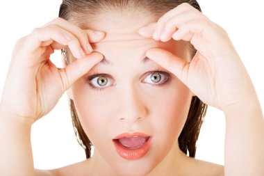 kadın onun kırışıklıkları alnındaki denetleme