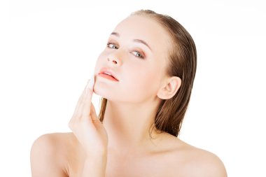 Pamuk ped kullanan güzel bir kadın.