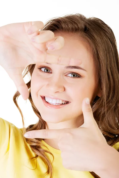 Lächelnde Frau in roter Bluse zeigt Rahmen an Hand. — Stockfoto